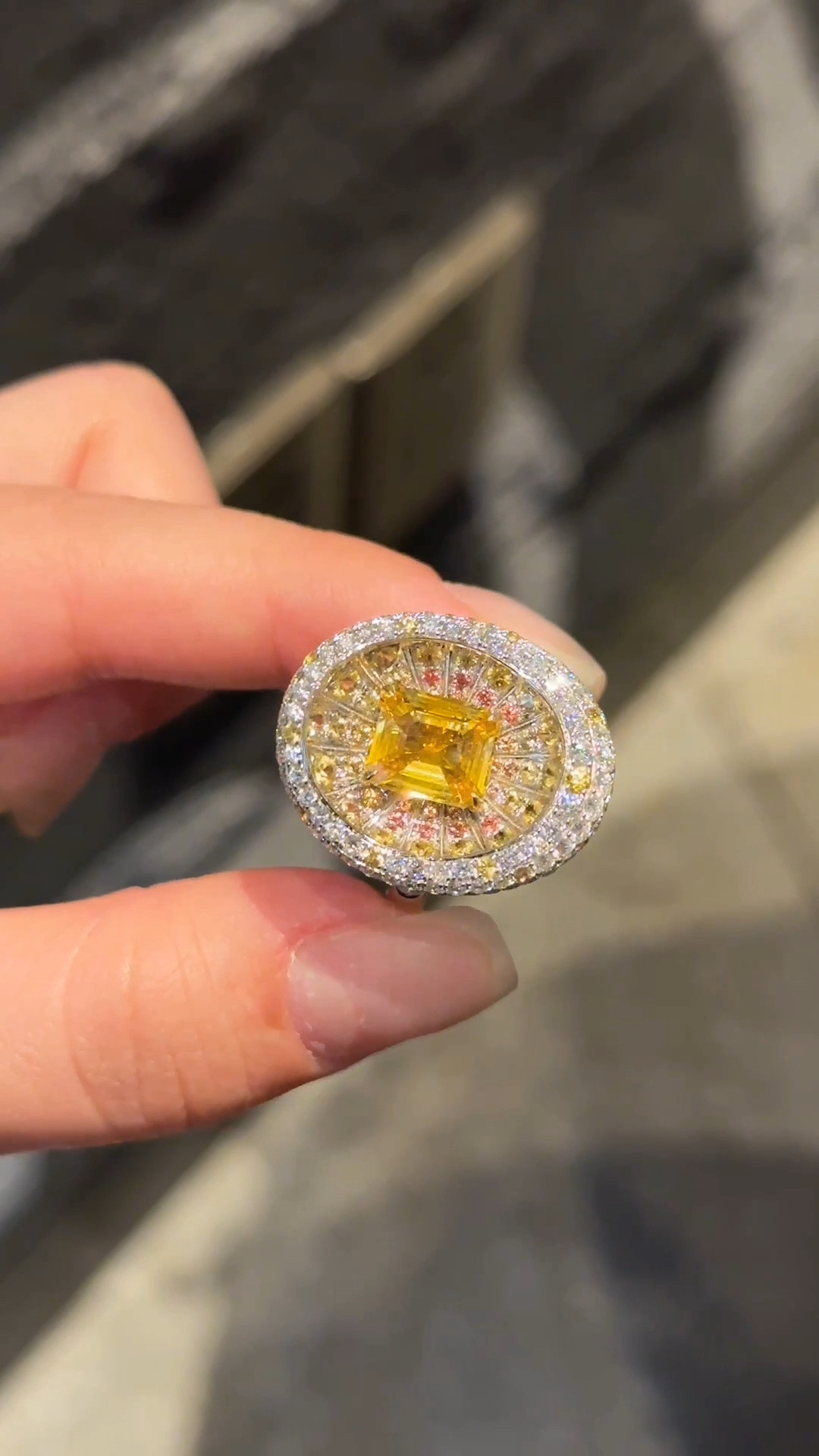 天然金丝雀黄色蓝宝石戒指18K金镶嵌钻石个性Artdeco宴会礼装贵妇