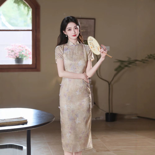 新中式国风年轻款绝美香槟色旗袍蝴蝶印花2026夏季日常少女连衣裙