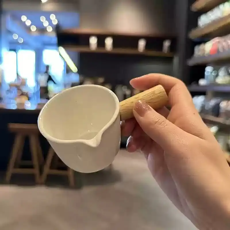 陶瓷小奶盅玻璃浓缩咖啡萃取杯刻度量杯咖啡木柄小奶罐ins加奶杯