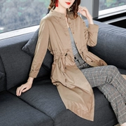 Áo gió nữ nhẹ trung niên 2019 mùa thu mới Thời trang dài Hàn Quốc là áo khoác mỏng thắt lưng nữ - Trench Coat