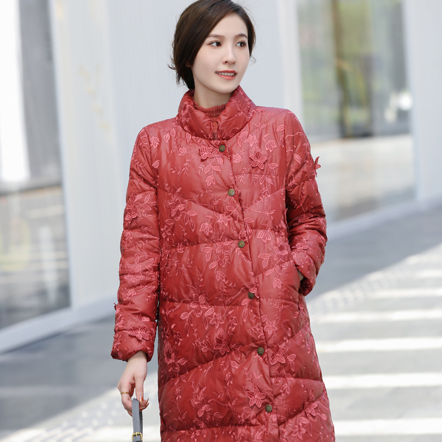 白鸭绒羽绒服女复古红色高档刺绣立领直筒修身轻盈保暖中长款外套