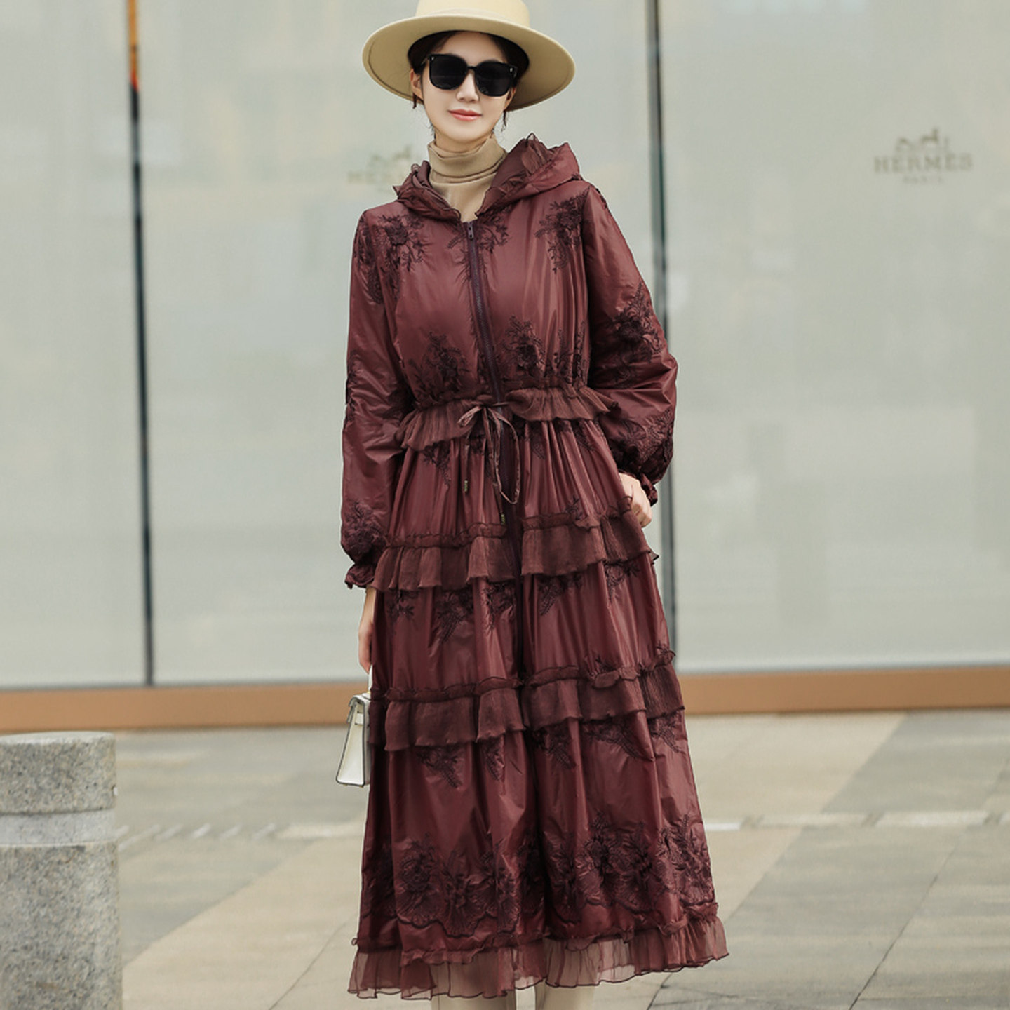 白鸭绒羽绒服女贵夫人中年妈妈宽松收腰刺绣轻薄保暖长款过膝外套