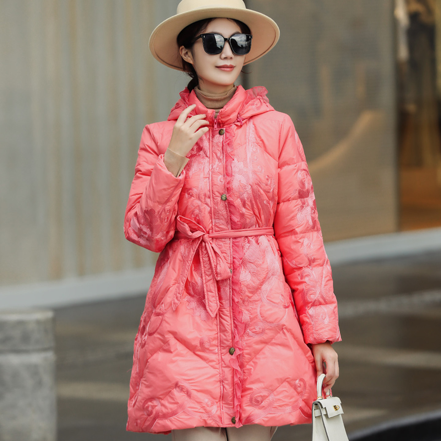 90白鸭绒羽绒服女小个子中年妈妈宽松收腰刺绣轻薄保暖中长款外套