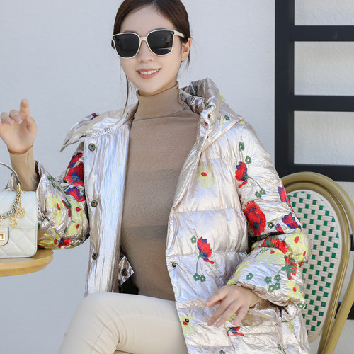 羽绒服女长款过膝保暖连帽气质亮面刺绣大码胖mm90白鹅绒宽松外套 - 封面