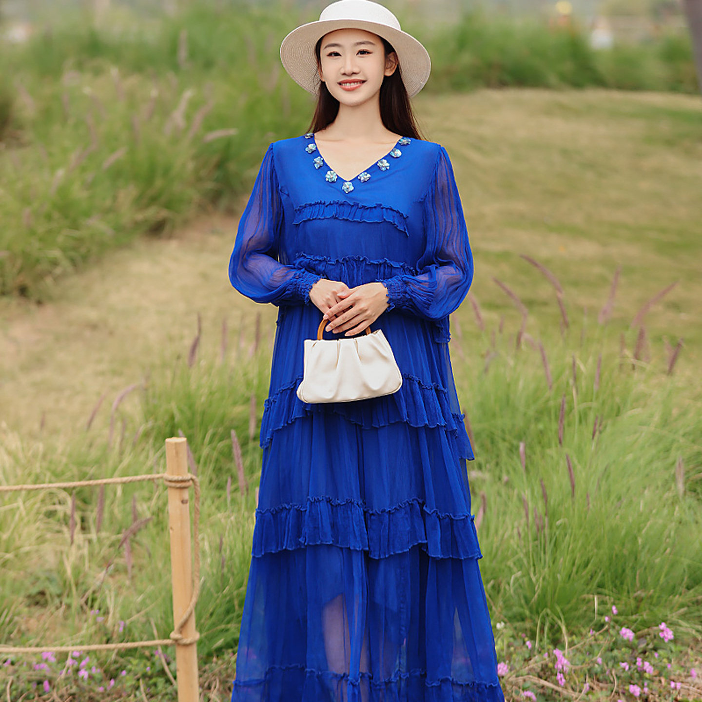 真丝桑蚕丝连衣裙女2026年新款时尚气质优雅收腰宝蓝色度假沙滩裙
