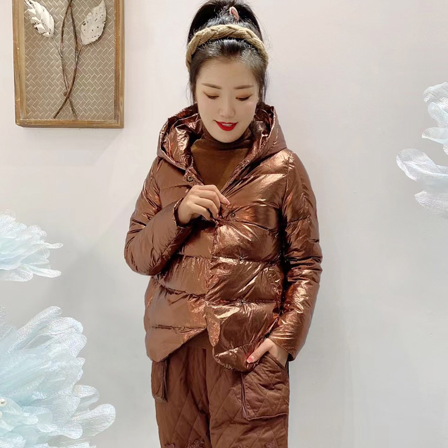 短款羽绒服女小个子2025年新款亮面连帽宽松显瘦90白鹅绒保暖外套