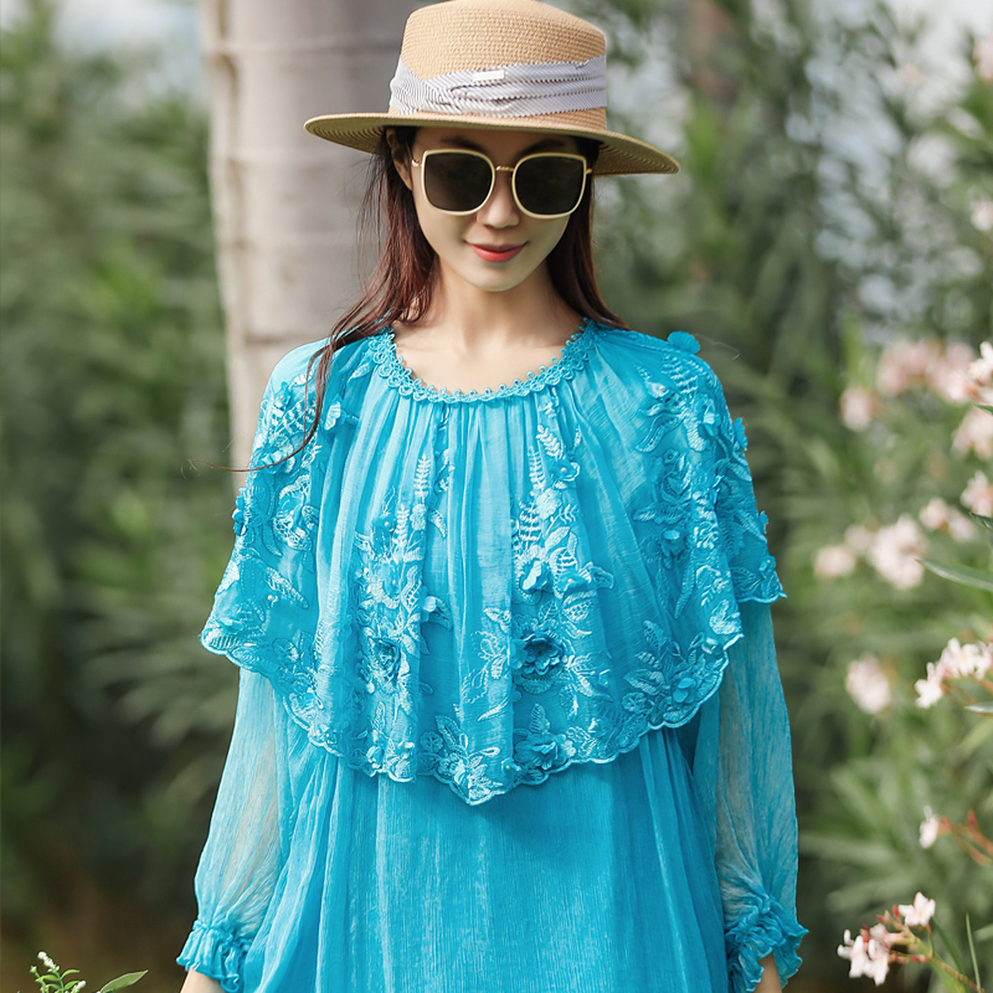 桑蚕丝连衣裙女原创轻奢蓝色斗蓬款宽松遮肚收腰海边度假沙滩裙子