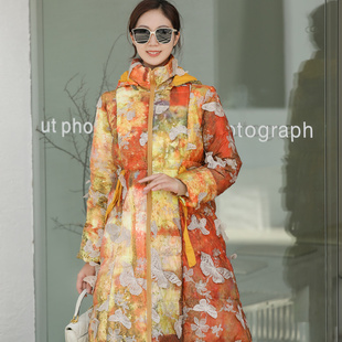 羽绒服女2025年新款轻薄保暖妈妈大码收腰刺绣印花色90白鸭绒外套