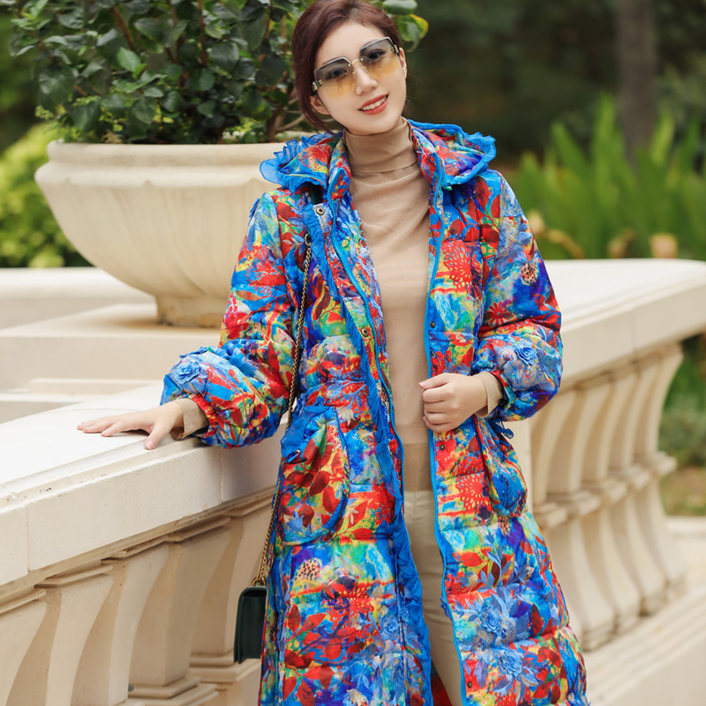 白鸭绒羽绒服女大码宽松收腰高贵上档次刺绣长款过膝轻盈保暖外套