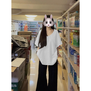 正肩纯色V领短袖 上衣简约百搭慵懒体恤 T恤女夏大版 宽松显瘦半袖