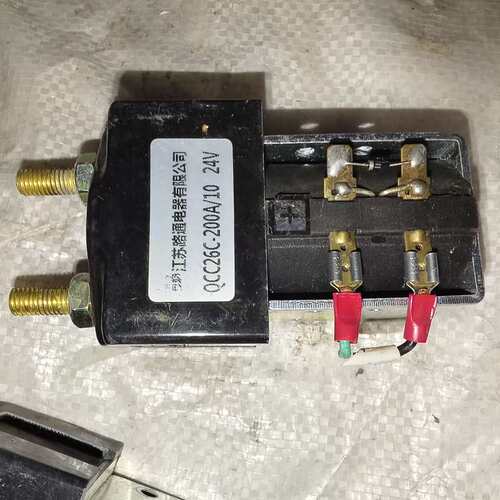 【全场5折起】直流接触器QCC26C-200A/10 DC24V 实物图
