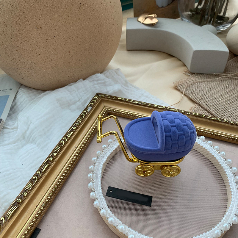 复古趣味婴儿丝绒金色礼物项链盒