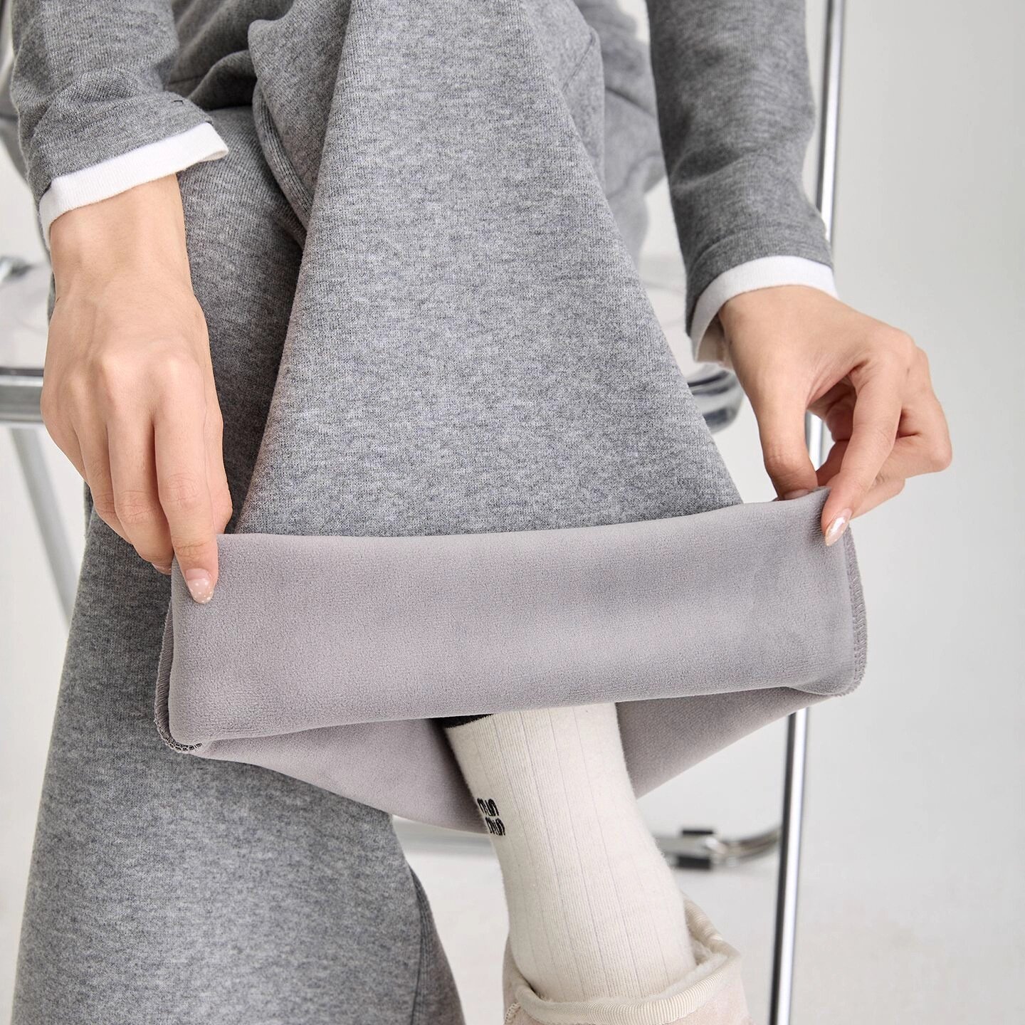 加绒浅灰色阔腿休闲微喇女秋冬新款美式喇叭裤女宽松高腰运动裤子