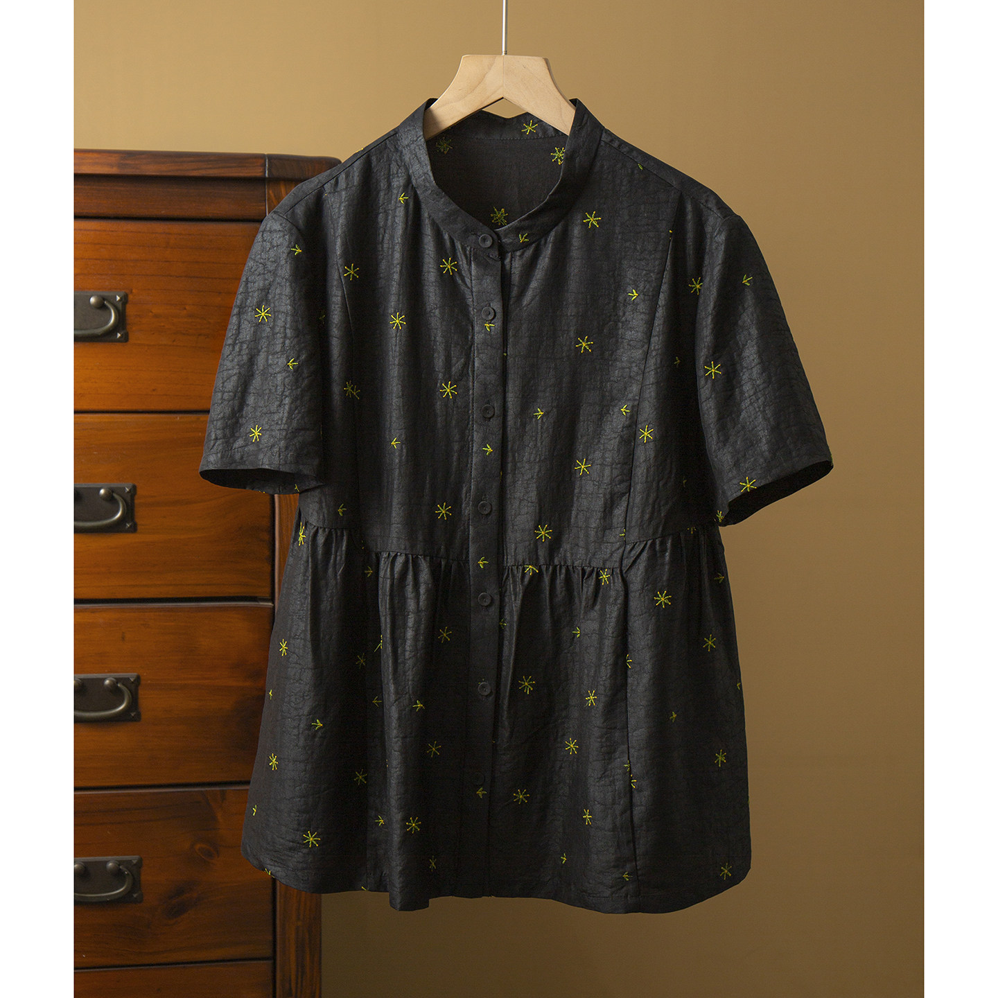 高端100%桑蚕丝黑色龟裂纹香云纱荷叶褶皱立领刺绣真丝短袖衬衫女