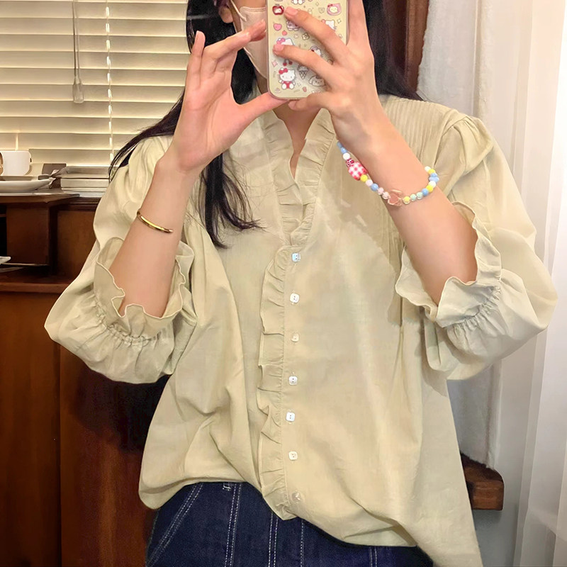 韩国小众2026早秋新款雅致贝壳方扣木耳花边V领小喇叭袖女士衬衫