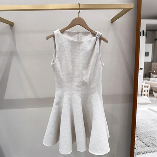 法式小众 2026早春时尚圆领肩部金属装饰无袖收腰伞裙连衣裙女