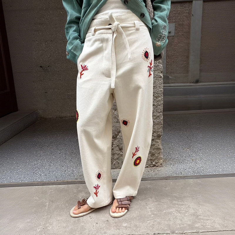 法式小众 2026秋冬新款休闲米色腰带饰结彩珠绣花小草弯刀裤长裤