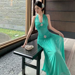 法式挂脖绿色V领吊带连衣裙女夏季新款海边度假风性感绝美长裙子