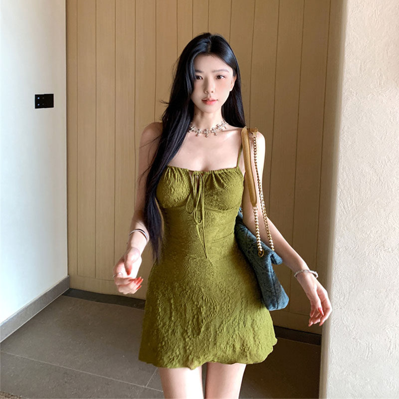 法式纯欲绿色绑带吊带连衣裙女夏季新款气质收腰显瘦性感a字短裙