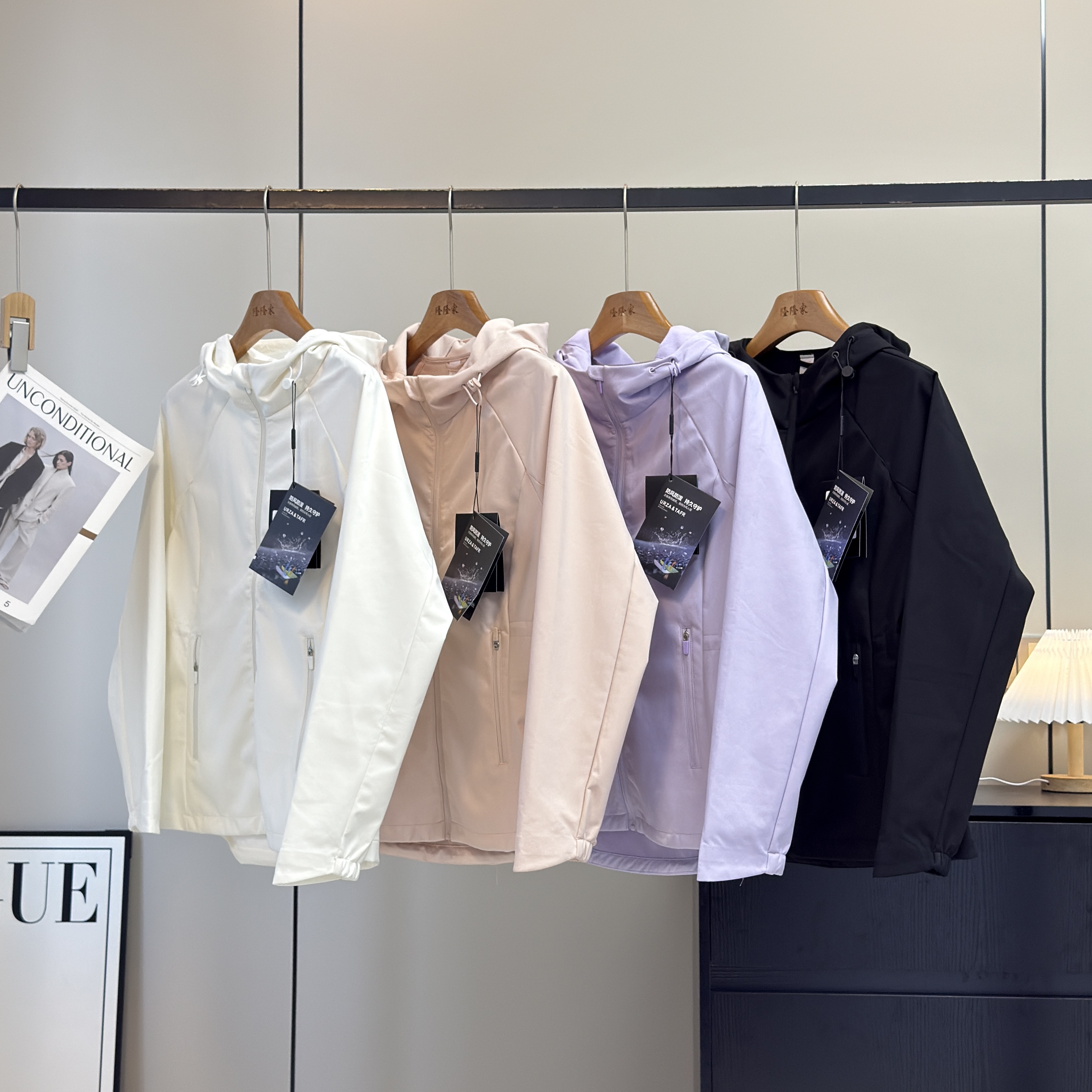 渠道货！轻户外薄绒徒步骑行防风防水小蛮腰连帽软壳冲锋衣短外套