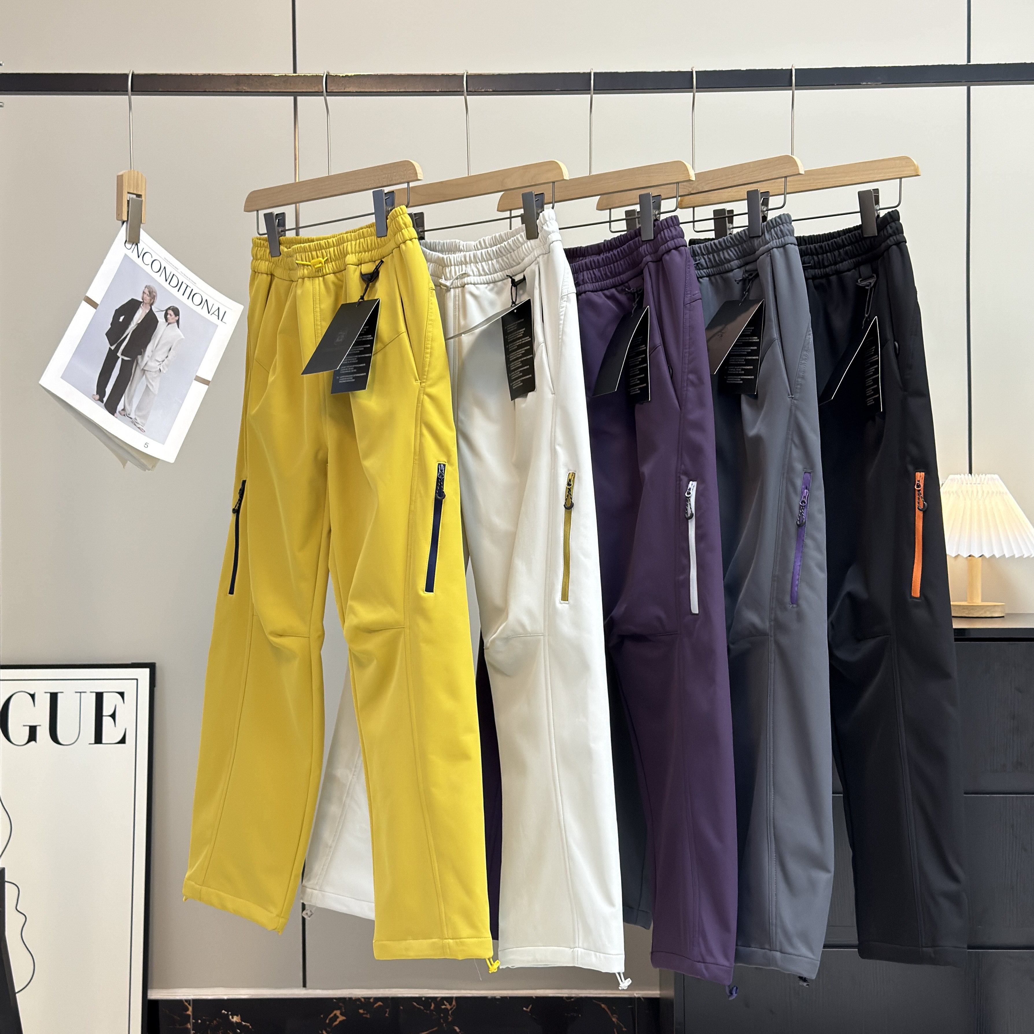 渠道好货！情侣款户外多巴胺加绒保暖徒步登山软壳裤工装冲锋裤