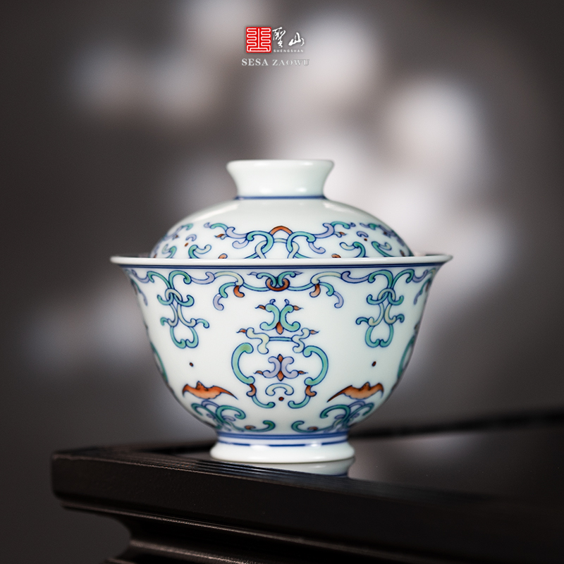 仿古青花斗彩忍冬纹盖碗