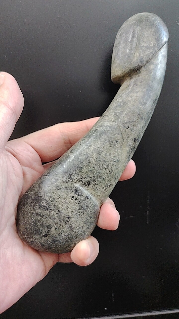 标题:天然岫玉生命之源手把件 长:18厘米,直径:3.厘米