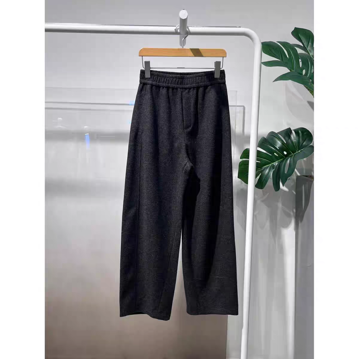 2025冬季设计师款轻奢风时尚深灰色高腰阔腿针织休闲长裤香蕉裤女