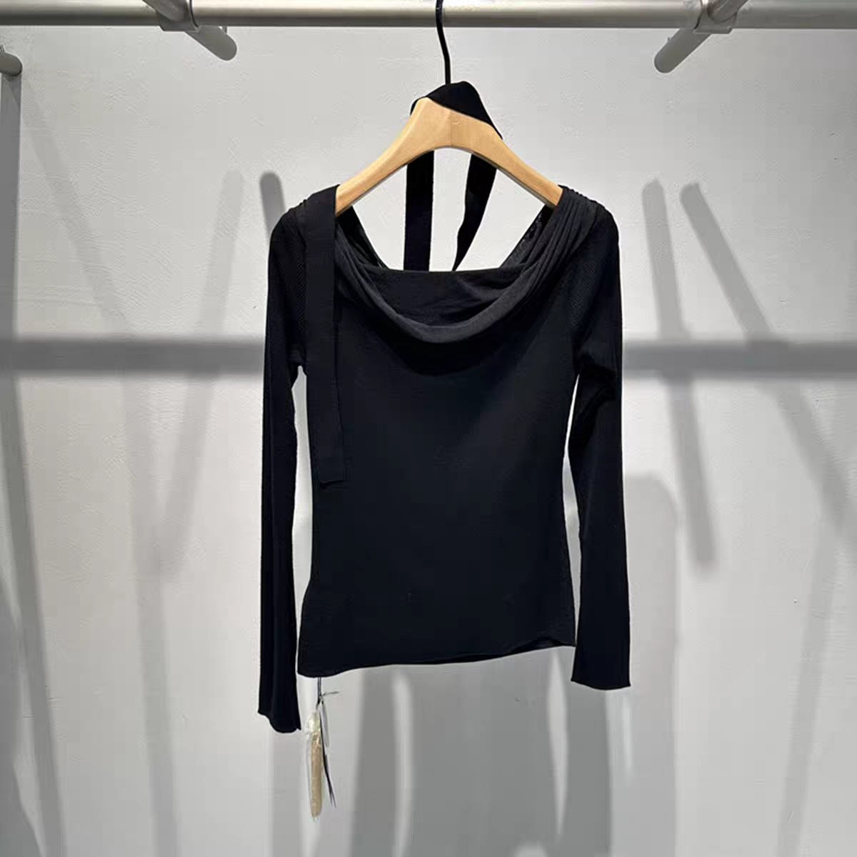 2025冬季设计师款轻奢风百搭修身显瘦一字肩飘带领长袖针织衫上衣