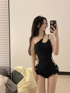 网红泳衣女连体黑色性感温泉泳装度假高级感纯欲小心机保守ins风