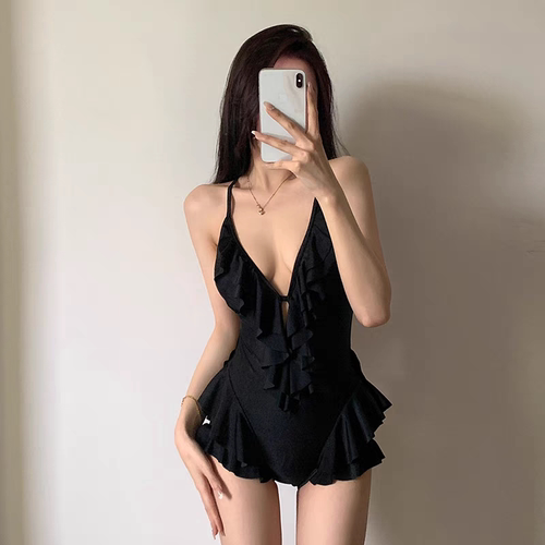 黑色纯欲风保守三角连体泳衣