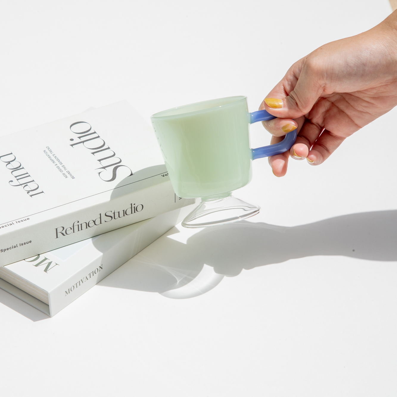 奶油色玻璃杯糖果色小勺搅拌棒