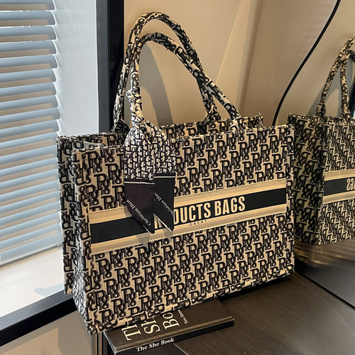 2025新款高级感刺绣单肩包