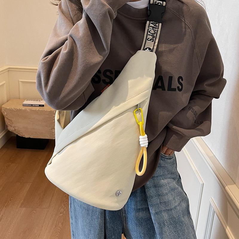 超火胸前斜挎包女2025新款韩版男女生大容量斜肩背包运动风骑行包