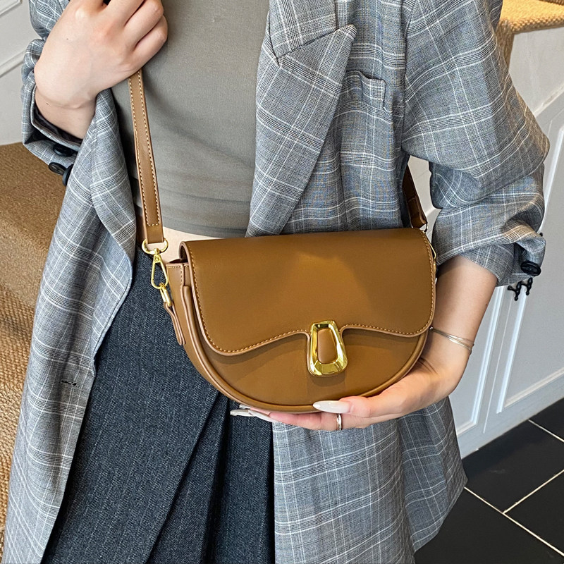 2025新款时尚潮流百搭轻奢复古高级感单肩斜挎包小众设计马鞍包女