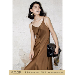 芝美日禾 立体剪裁分割高级感 醋酸吊带鱼尾连衣裙焦糖色长款