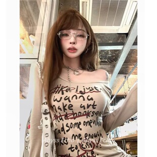 复古百搭美式辣妹风大U领长袖T恤女春季新款修身字母印花露肩上衣