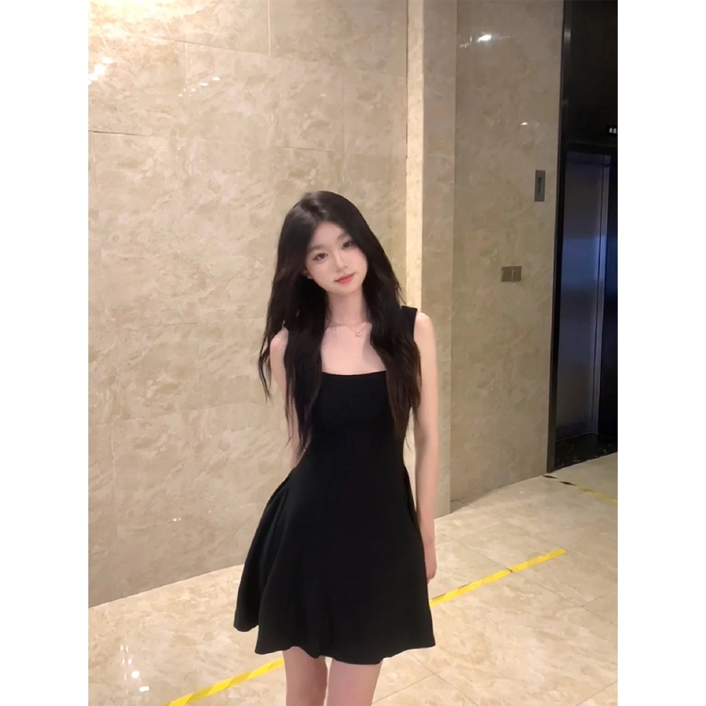 高档黑色吊带连衣裙女夏赫本风小黑裙miu系小洋裙富家千金感穿搭