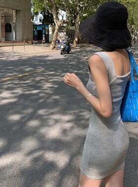 衣舍灰色宽带吊带裙女秋冬内搭打底紧身包臀黑色背心连衣裙