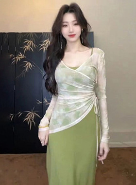 新中式国风套装女春夏2025新款绿色气质开叉吊带修身连衣裙子长裙