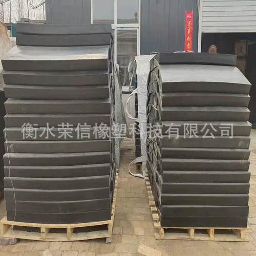 金属卷板钢板橡胶鞍座v型橡胶底座垫片凹槽防滑固定抗压卷材鞍座
