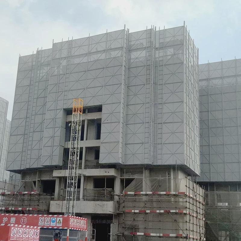 广州工地施工架冲孔爬架网工厂建筑防坠外架防护米字爬铝制网围挡