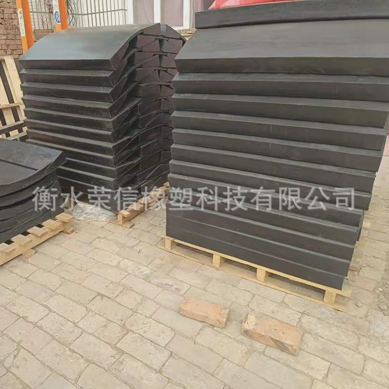 橡胶卷板金属鞍座钢管铝材橡胶u型垫片钢卷固定胶座垫板