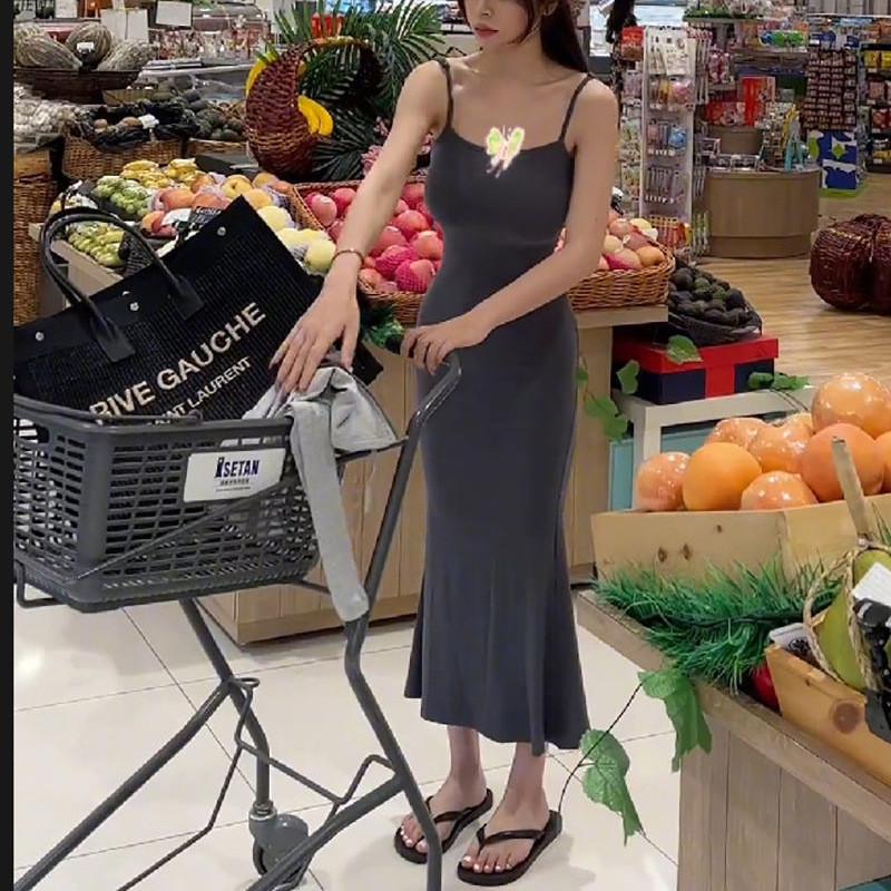 吊带低饱和色连衣裙女夏季纯欲性感紧身显瘦级感包臀辣妹紧身裙