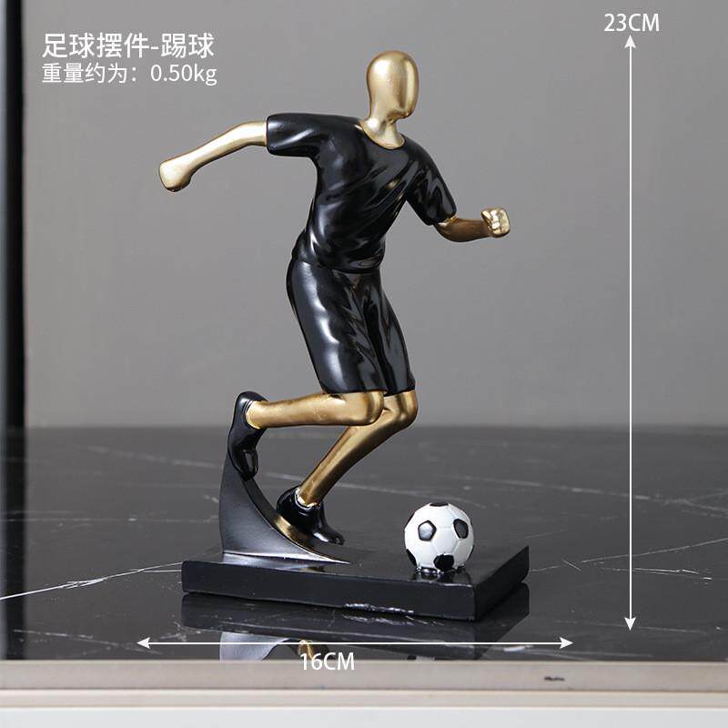 现代简约男孩摆件客厅酒柜玄关电视柜装饰品足球房间轻奢高档摆设