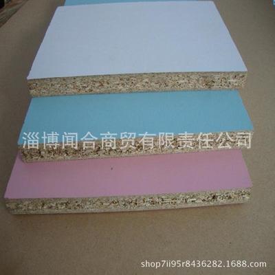 批量供应刨花板桌面板台面板三聚氰胺板1220*2440*18mmE1