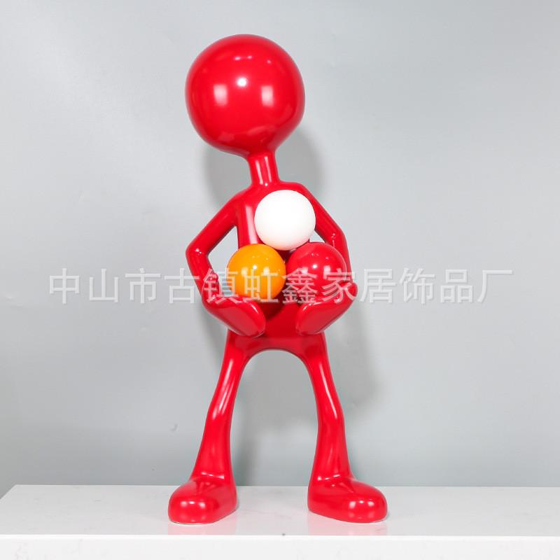 简约现代站立卡通抱橱窗人物落地雕塑摆件样板房售楼部民宿球门口