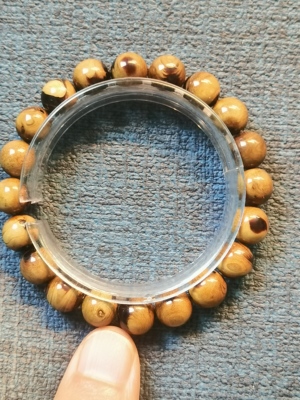 海柳手串:1.0+圆珠，15.4克，编号C939。