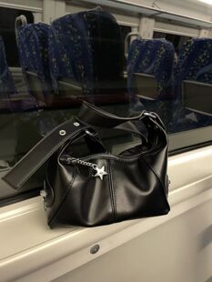 小众设计酷拽女孩单肩手提腋下包2023新款复古百搭通勤机车斜挎包