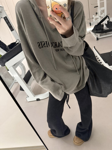 一件很韩范儿的连帽针织衫~ 丝光羊毛+字母印花抽绳宽松上衣女
